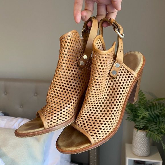 rag & bone Tan Wyatt Laser Cut Leather Sandals - Picture 2 of 8